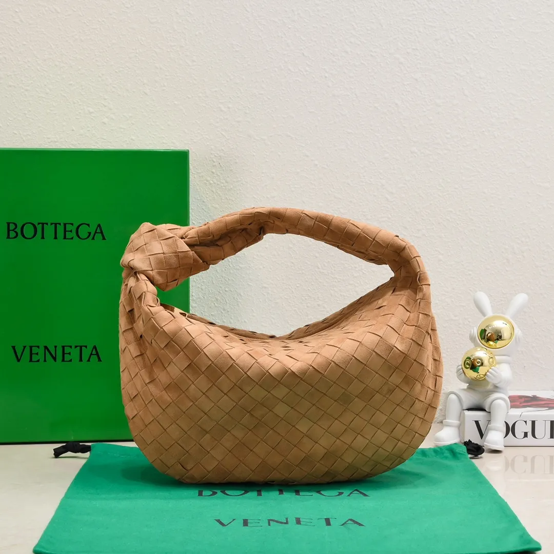 Batch 1460 JODIE Sheep Suede Medium size comes out of Huo~ It is much more practical than small size. The shape is still fashionable and good-looking. Made of classic Yangjin weaving. The iconic weaving has always been the most proud design of BV. The soft shape is super suitable for concave shape~ Not only the size has been changed, the quality details are also more refined. The version is more round and Q. The medium size has more styles. It is not only practical and can hold everything, but also can carry Jodie's fashionable concave shape. It’s really both practical and fashionable. It’s awesome! Size: 36x21x13, model: 6697# frosted leather